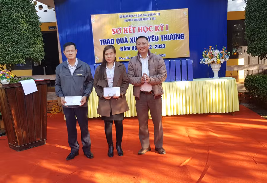 Thầy Đạt đón nhận sự chia sẻ của đại diện Công đoàn ngành Giáo dục Quảng Trị. (Ảnh: Minh Châu).