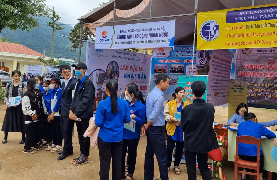 Việc định hướng nghề nghiệp cho học sinh miền núi giúp các em có nhiều lựa chọn hơn. Việc định hướng nghề nghiệp cho học sinh miền núi giúp các em có nhiều lựa chọn hơn.