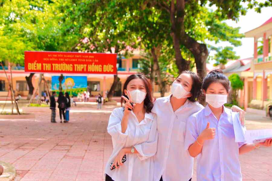 Các thí sinh tự tin trước giờ làm bài thi môn Ngữ văn. Các thí sinh tự tin trước giờ làm bài thi môn Ngữ văn.