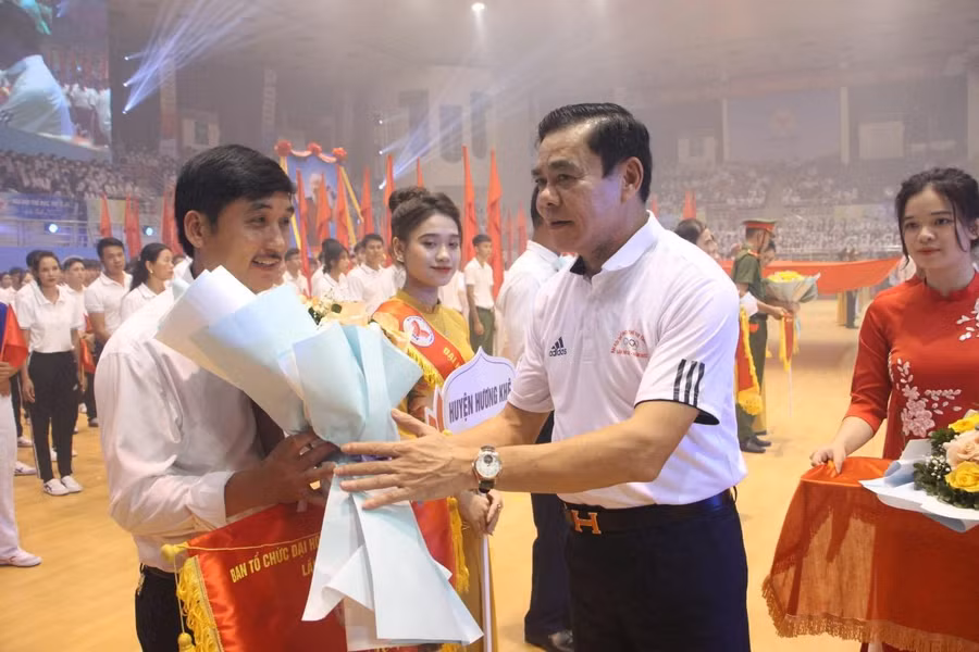 Chủ tịch UBND tỉnh Võ Trọng Hải, tặng hoa và cờ lưu niệm cho các đội tham dự tranh tài. Chủ tịch UBND tỉnh Võ Trọng Hải, tặng hoa và cờ lưu niệm cho các đội tham dự tranh tài.