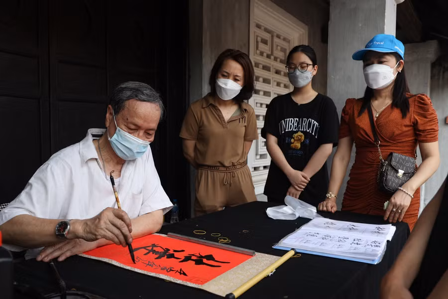 “Đỗ đạt”, “Thăng khoa”,... là những chữ được các thí sinh xin rất nhiều thể hiện sự nỗ lực của các em.