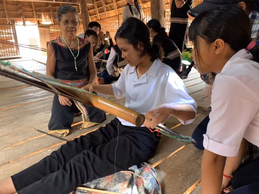 Học sinh trường Tiểu học – THCS Đăk Rơ Wa tìm hiểu nghề dệt truyền thống.