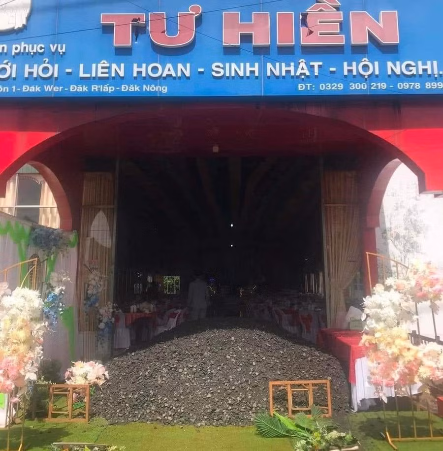 Cổng cưới của cô dâu chú rể bị đổ đầy đá dăm (ảnh: CTV).