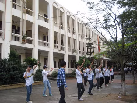 HS nhà trường
