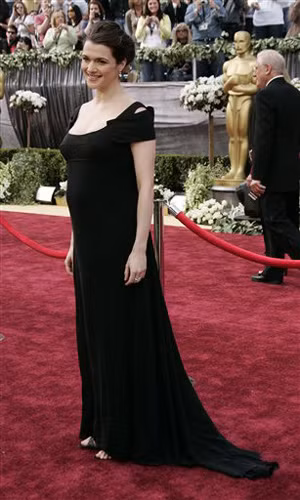 Nhà thiết kế Narcisco Rodriguez đã thiết kế trang phục riêng cho bà bầu bảy tháng - Rachel Weisz tại Oscar 2006. Cô là người chiến thắng giành giải Nữ diễn viên phụ xuất sắc nhất. Nhà thiết kế Narcisco Rodriguez đã ba trang phục riêng cho bảy-tháng-thai Rachel Weisz để lựa chọn; là người chiến thắng nữ diễn viên phụ xuất sắc nhất (cho The Constant Gardener) được lựa chọn một số off-vai-đen ngày của buổi lễ.