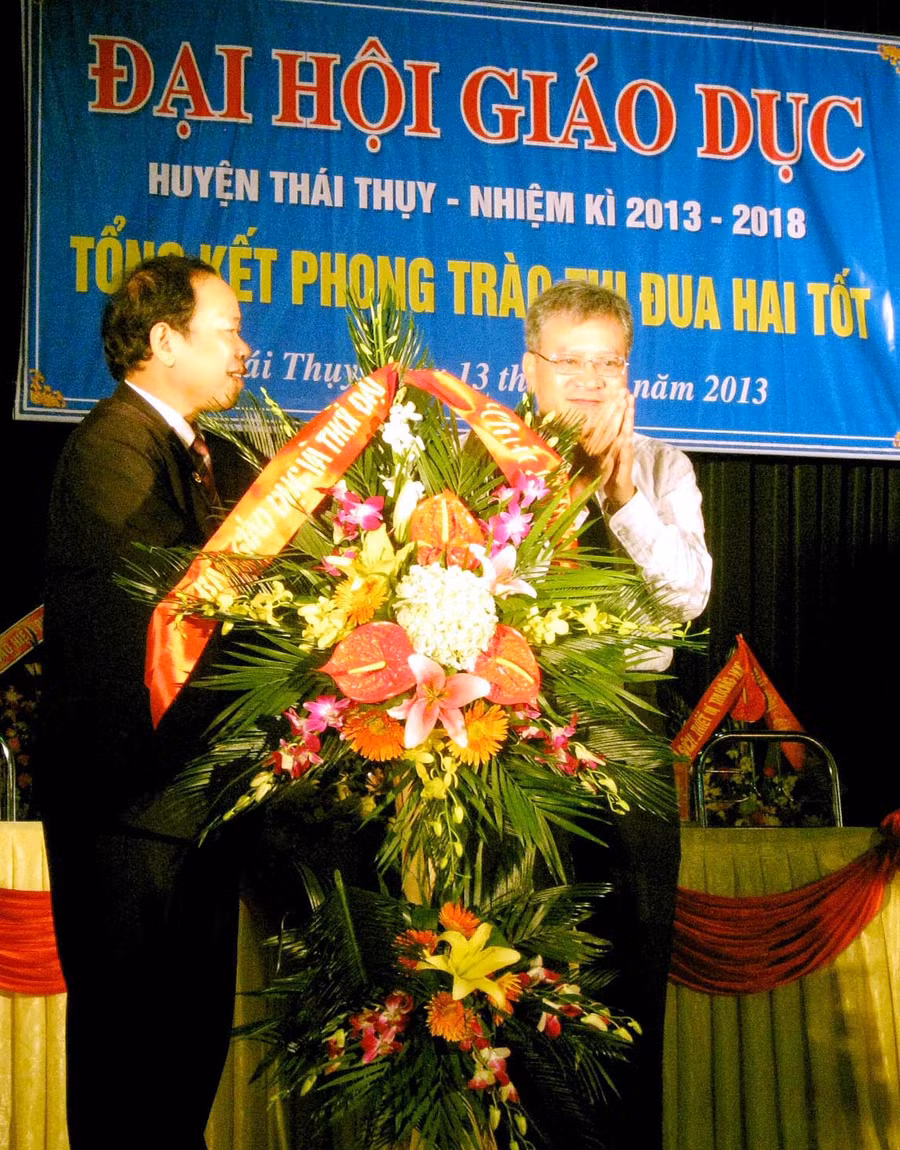 Phó TBT báo Giáo dục và Thời đại Nguyễn Quốc Chính tặng hoa chúc mừng ngành Giáo dục Thái Thụy Phó TBT báo Giáo dục và Thời đại Nguyễn Quốc Chính tặng hoa chúc mừng ngành Giáo dục Thái Thụy
