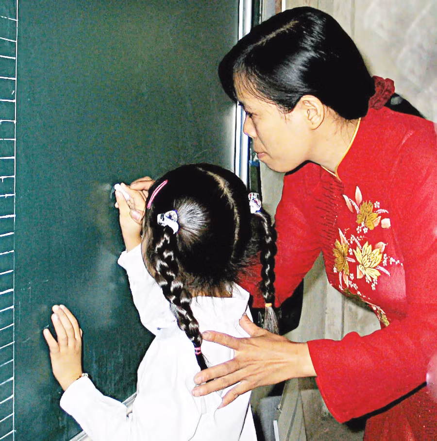 Cô nâng niu nét chữ đầu đời cho mọi thế hệ học trò