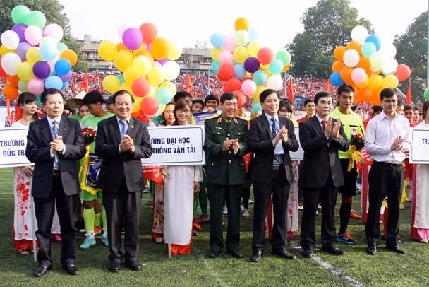 Các đại biểu dự lễ khai mạc chụp ảnh lưu niệm với các đội vcvc