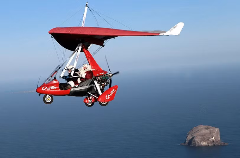Ông già tuyết cùng với chiếc tàu lượn có động cơ khi tới thăm Scotland. Santa swapped his sleigh for a microlight when he made a flying visit to Scotland this week. Father Christmas took to the skies to drop in on delighted children at the Merryhatton Garden Centre in North Berwick, East Lothian.