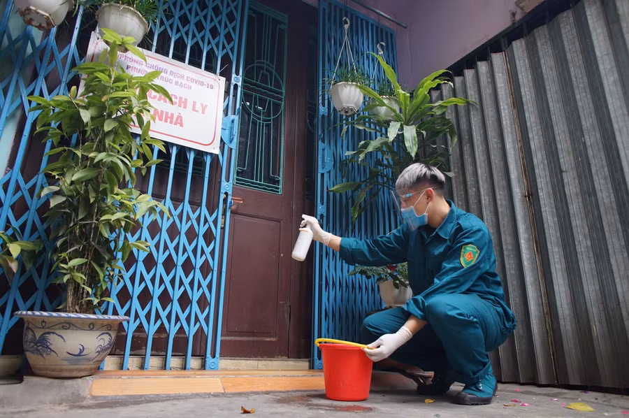 Ngay sau khi làm lễ xong, cá chép sẽ được chuyển ra ngoài, đội tình nguyện sẽ mang đi thả cá hộ các gia đình có người bị F0 đang điều trị tại nhà.
