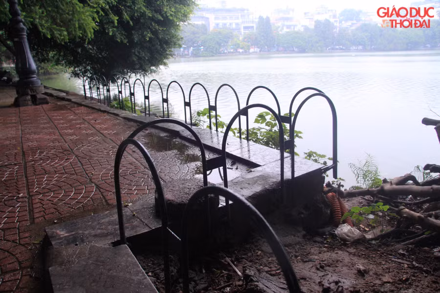 Nhiều điểm lún sụt tại hồ Hoàn Kiếm có thể gây mất an toàn cho du khách, nhất là những ngày lễ, phố đi bộ, khi lượng người đổ về trung tâm rất đông