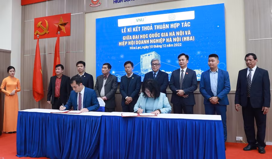 Các bên ký kết thỏa thuận hợp tác đầu tư tại Hội nghị.