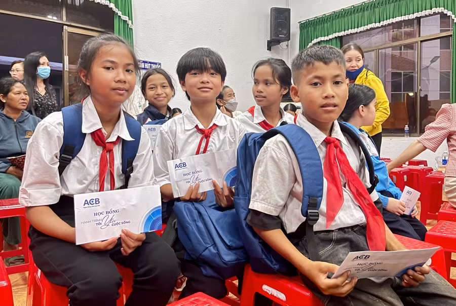 Học sinh hạnh phúc khi nhận được học bổng giúp chặng đường đến lớp bớt khó khăn hơn. Học sinh hạnh phúc khi nhận được học bổng giúp chặng đường đến lớp bớt khó khăn hơn.
