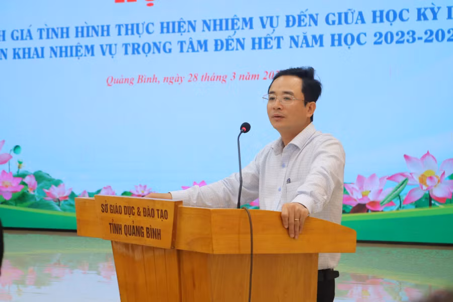 Ông Đặng Ngọc Tuấn, Giám đốc Sở GD&amp;ĐT Quảng Bình chủ trì hội nghị.