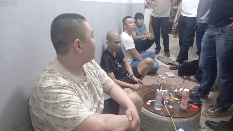 Nhóm người bị bắt quả tang vì sử dụng ma túy.