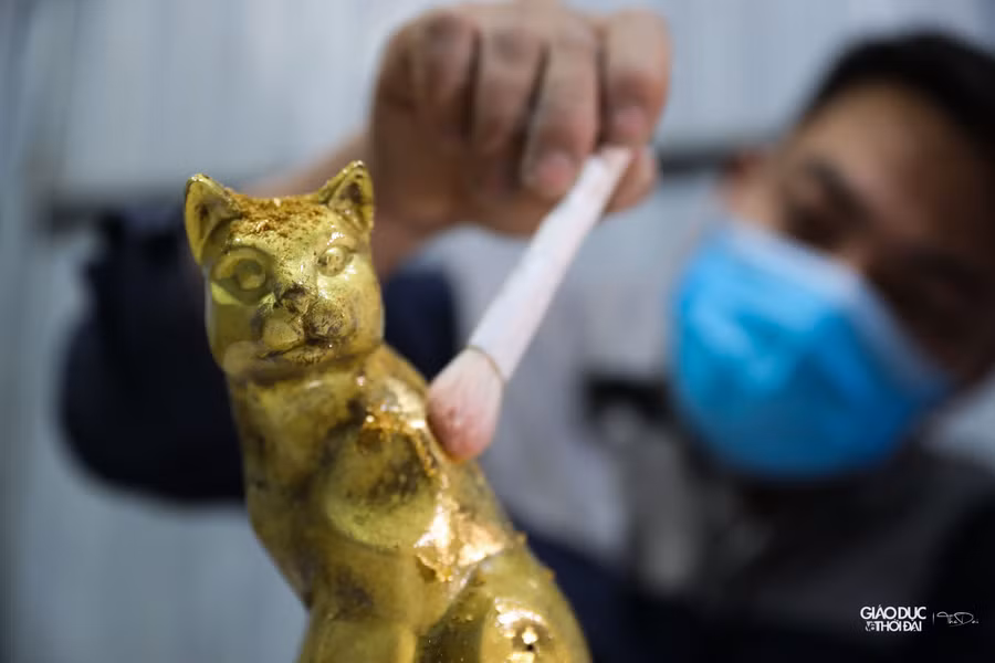 Những miếng vàng lá 24k được phủ lên tượng linh vật mèo.