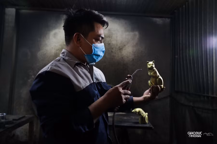 Phôi hình linh vật mèo bằng đồng nguyên chất được vệ sinh sạch sẽ trước khi tới công đoạn dát vàng 24k.
