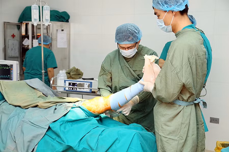Các bác sĩ của Bệnh viện Tuệ Tĩnh (Học viện Y dược học cổ truyền Việt Nam) gây tê và sát trùng cho bệnh nhân trước khi thực hiện phẫu thuật nội soi.