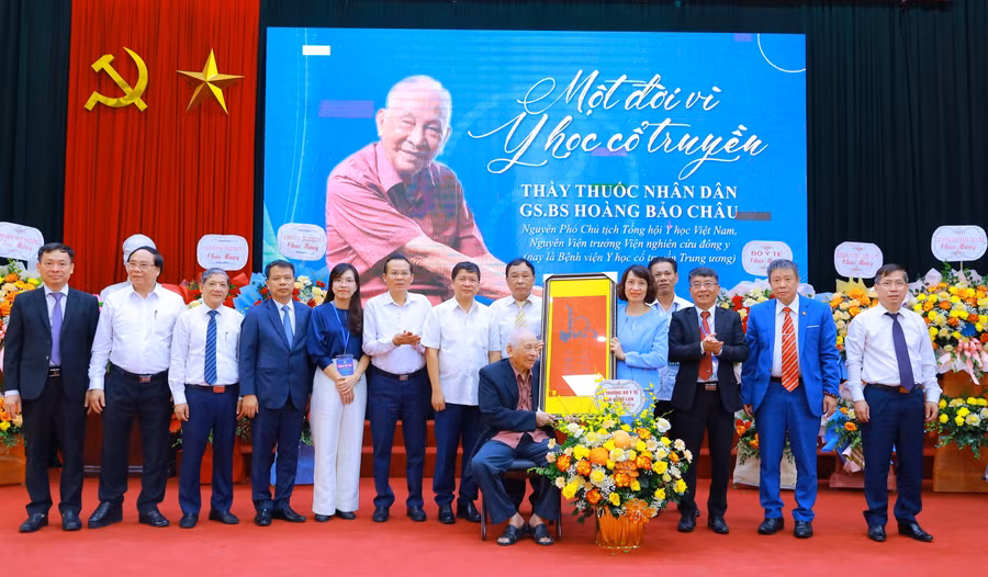 Thứ trưởng Bộ Y tế Nguyễn Thị Liên Hương và đại diện lãnh đạo Cục Y Dược cổ truyền, Cục Khoa học Công nghệ và Đào tạo của Bộ Y tế cùng các đồng chí lãnh đạo Học viện Y dược học cổ truyền Việt Nam, các Bệnh viện chuyên ngành y học cổ truyền, các hội chuyên ngành y học cổ truyền cùng tri ân GS Hoàng Bảo Châu. Thứ trưởng Bộ Y tế Nguyễn Thị Liên Hương và đại diện lãnh đạo Cục Y Dược cổ truyền, Cục Khoa học Công nghệ và Đào tạo của Bộ Y tế cùng các đồng chí lãnh đạo Học viện Y dược học cổ truyền Việt Nam, các Bệnh viện chuyên ngành y học cổ truyền, các hội chuyên ngành y học cổ truyền cùng tri ân GS Hoàng Bảo Châu.