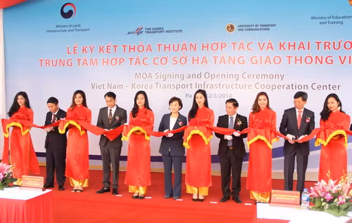 Lễ cắt băng khai trương Trung tâm Hợp tác cơ sở hạ tầng giao thông Việt-Hàn. 