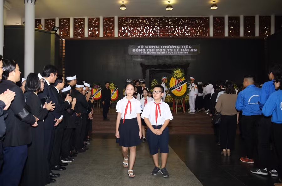 Dòng người đến tiễn đưa Thứ trưởng Lê Hải An kéo dài, trong đó có các em học sinh Dòng người đến tiễn đưa Thứ trưởng Lê Hải An kéo dài, trong đó có các em học sinh