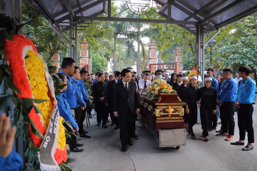 Gia đình, đồng nghiệp, bạn bè tiễn đưa Thứ trưởng Lê Hải An tới Đài hóa thân Hoàn Vũ, thành phố Hà Nội Gia đình, đồng nghiệp, bạn bè tiễn đưa Thứ trưởng Lê Hải An tới Đài hóa thân Hoàn Vũ, thành phố Hà Nội