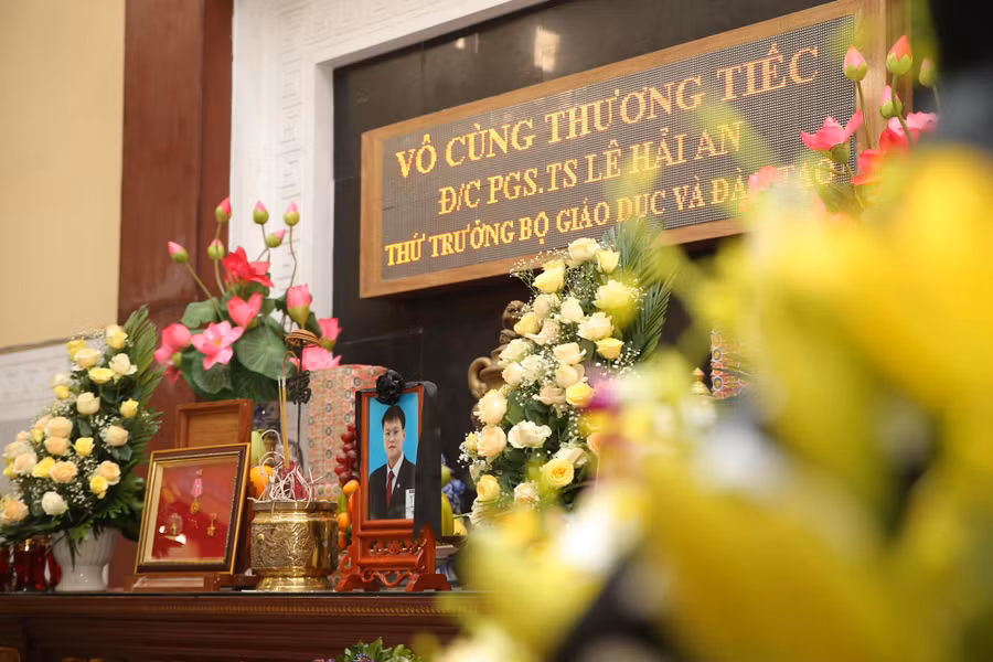 Đồng chí Lê Hải An ra đi nhưng để lại một tấm gương sáng về một nhà giáo tận tụy, một nhà khoa học say mê nghiên cứu và một nhà quản lý giáo dục tâm huyết, trách nhiệm Đồng chí Lê Hải An ra đi nhưng để lại một tấm gương sáng về một nhà giáo tận tụy, một nhà khoa học say mê nghiên cứu và một nhà quản lý giáo dục tâm huyết, trách nhiệm