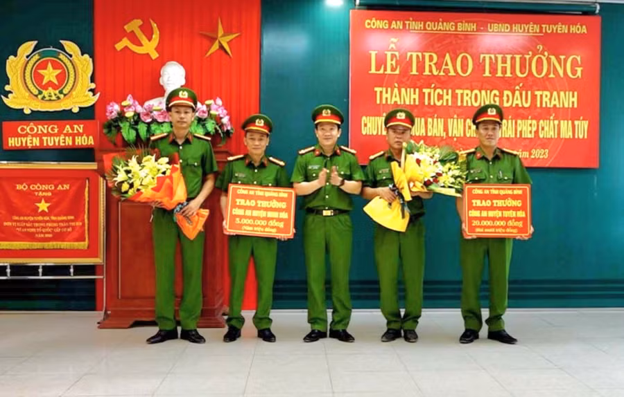 Công an Quảng Bình trao thưởng cho lực lượng tham gia chuyên án.