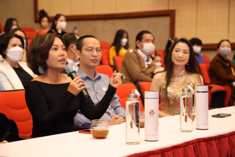 Ngoài NSƯT Trần Ly Ly, cai sĩ Thái Thuỳ Linh cũng được mời làm giám khảo của chương trình