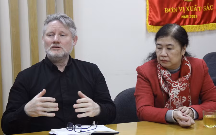 Ông Craig Thompson trao đổi tại buổi lễ.