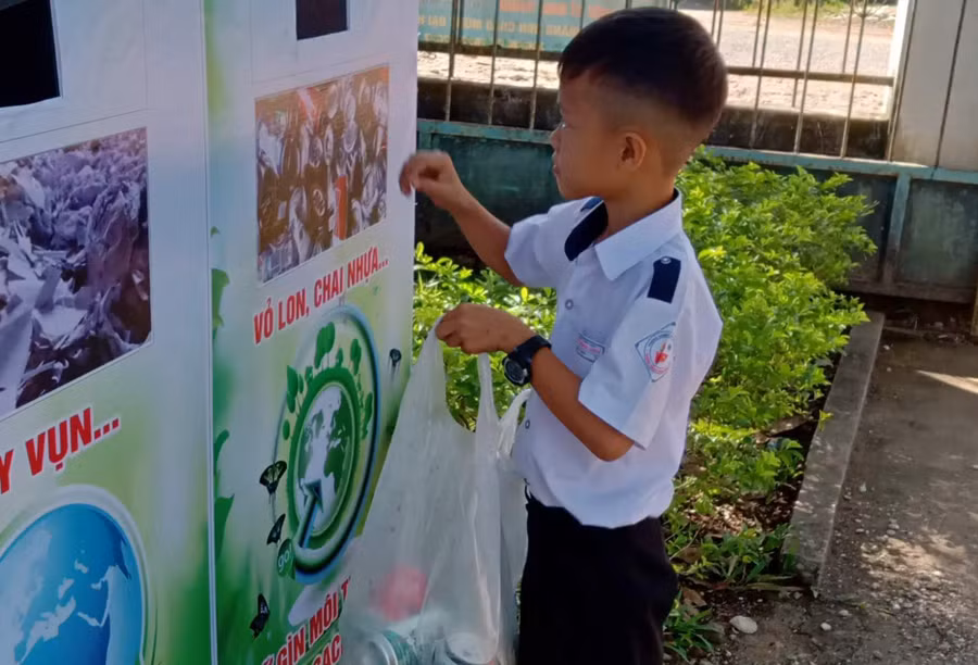 Học sinh Trường Tiểu học Phan Đình Giót (xã Đăk Hring, huyện Đăk Hà, Kon Tum) phân loại rác thải nhựa để gây quỹ từ thiện.
