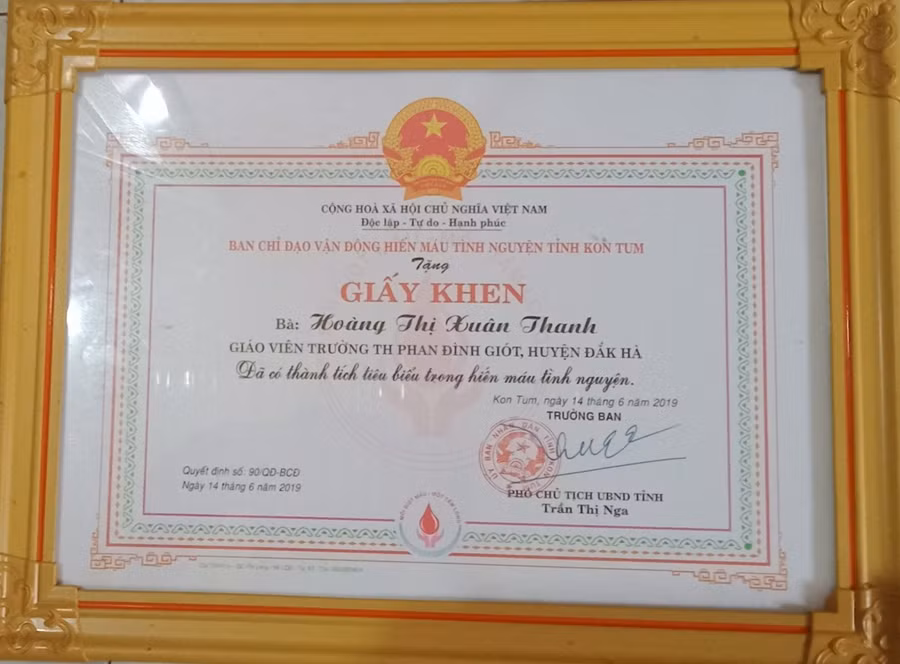 Cô Thanh nhận được giấy khen do có thành tích tiêu biểu trong hiến máu tình nguyện. Cô Thanh nhận được giấy khen do có thành tích tiêu biểu trong hiến máu tình nguyện.