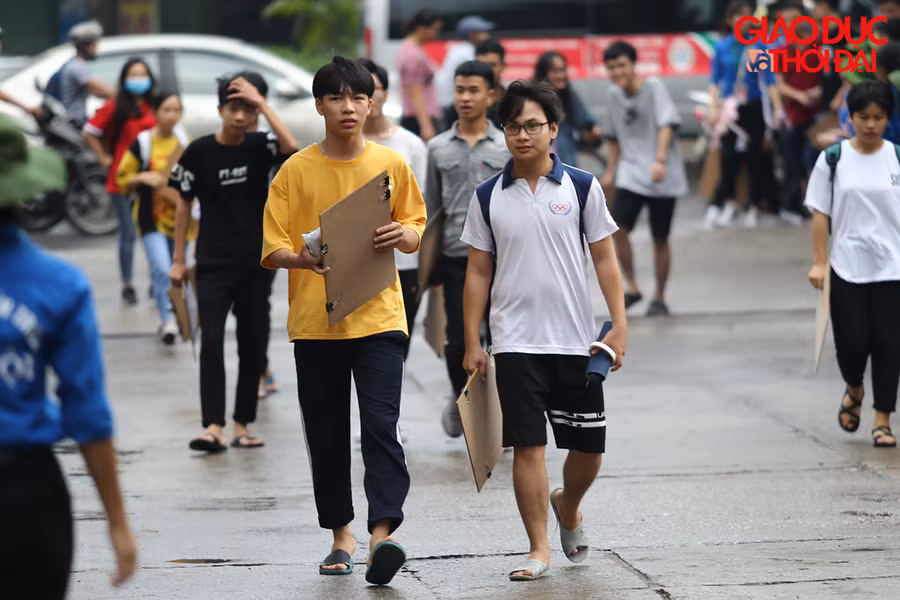 Do hôm nay thi môn thi năng khiếu, nên nhiều bạn thí sinh đã chọn cho mình trang phục tự do, để thoải mái hơn
