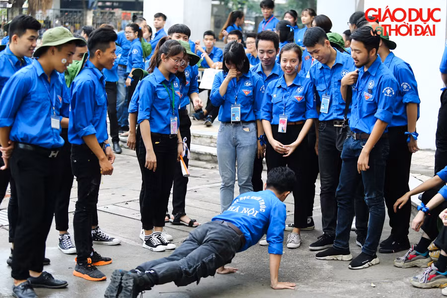 Phía bên ngoài, những hoạt động của đội tình nguyện đã giúp cho những bạn thí sinh bớt căng thẳng khi bước vào phòng thi