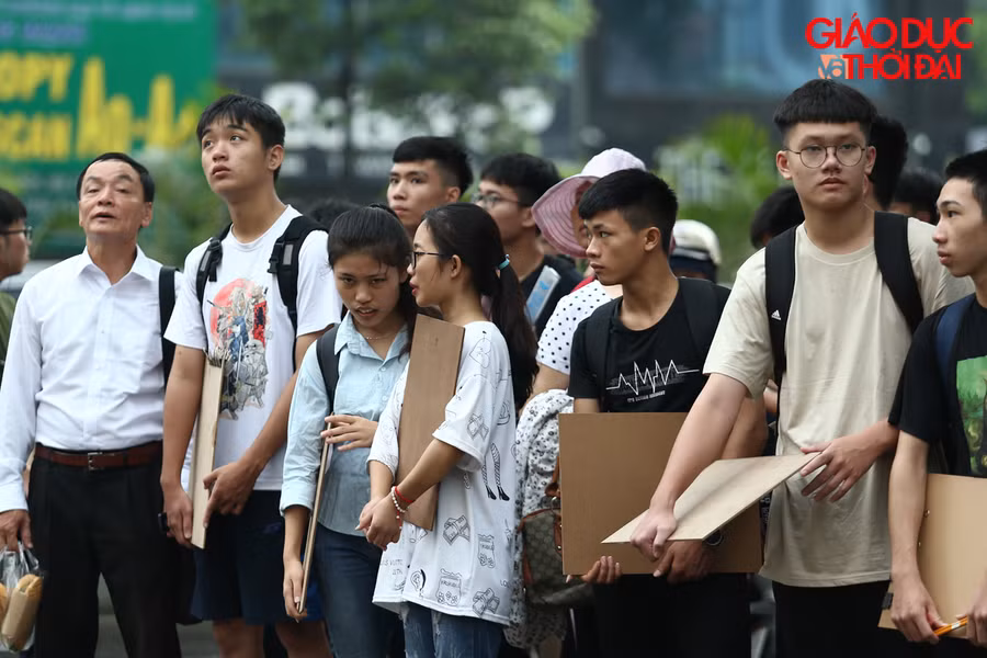 Ngay từ rất sớm tại cổng trường Đại học Kiến Trúc Hà Nội, rất đông thí sinh trên tay cẩm bảng vẽ đã có mặt