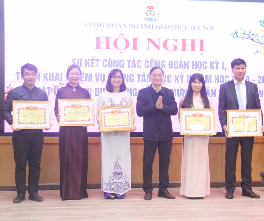 Nhiều tập thể, cá nhân được tuyên dương khen thưởng vì đạt thành tích xuất sắc trong phong trào thi đua năm 2018 Nhiều tập thể, cá nhân được tuyên dương khen thưởng vì đạt thành tích xuất sắc trong phong trào thi đua năm 2018