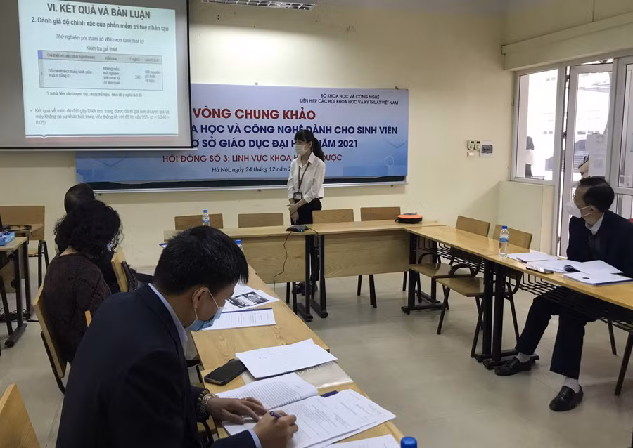 Sinh viên Lê Thị Huệ Chi bảo vể đề tài Ứng dụng bộ xét nghiệm SSSperm và phần mềm trí tuệ nhân tạo để đánh giá mức độ đứt gãy DNA tinh trùng ở nam giới vô sinh".
