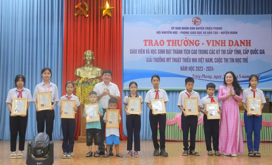 Các học sinh đạt giải thưởng Mỹ thuật. Các học sinh đạt giải thưởng Mỹ thuật.