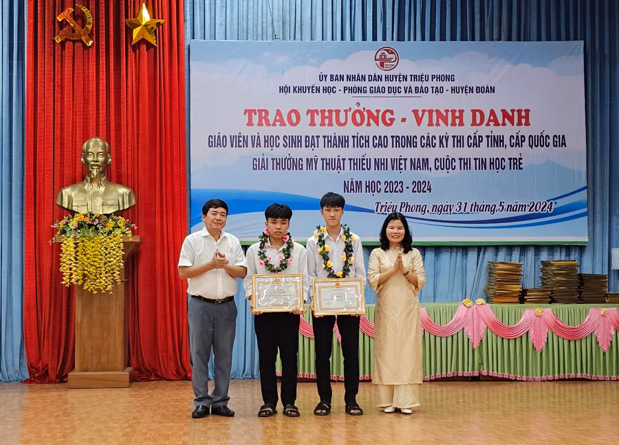 Ông Nguyễn Thành Vũ, Phó Chủ tịch UBND huyện và lãnh đạo Phòng GDTH-GDTX khen thưởng 2 học sinh đạt giải Nhất. Ông Nguyễn Thành Vũ, Phó Chủ tịch UBND huyện và lãnh đạo Phòng GDTH-GDTX khen thưởng 2 học sinh đạt giải Nhất.