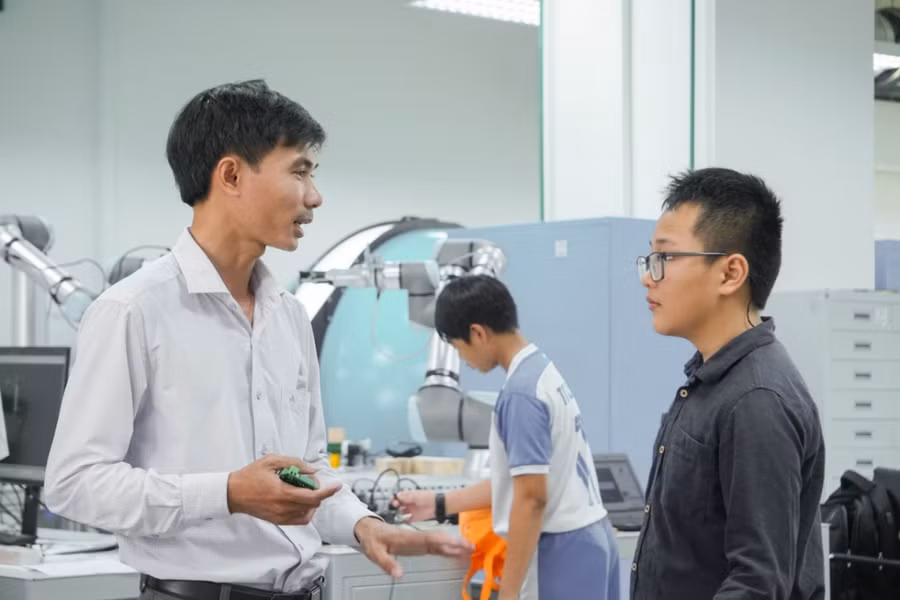 Phụ huynh, học sinh tham quan VGU. Phụ huynh, học sinh tham quan VGU.