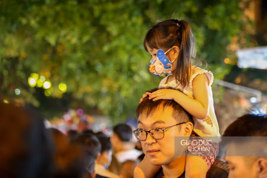 Nhiều tuyến phố Hà Nội "thất thủ" trong đêm Tết Trung thu ảnh 9