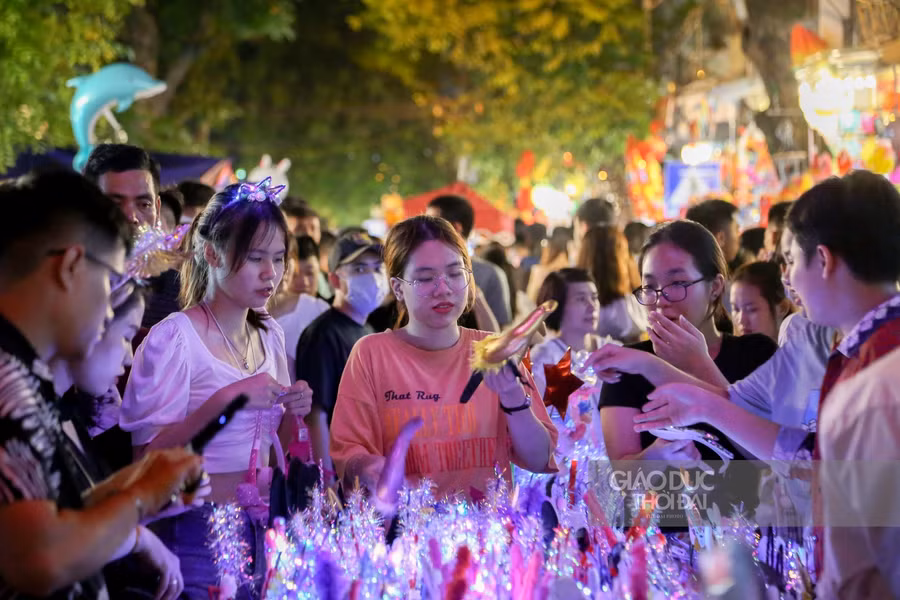Không chỉ đông đúc người dân đi tham quan, mua sắm, các hàng quán tại đây bán tràn lan hai bên đường và giữa đường đi cũng khiến việc di chuyển của người dân gặp nhiều khó khăn.