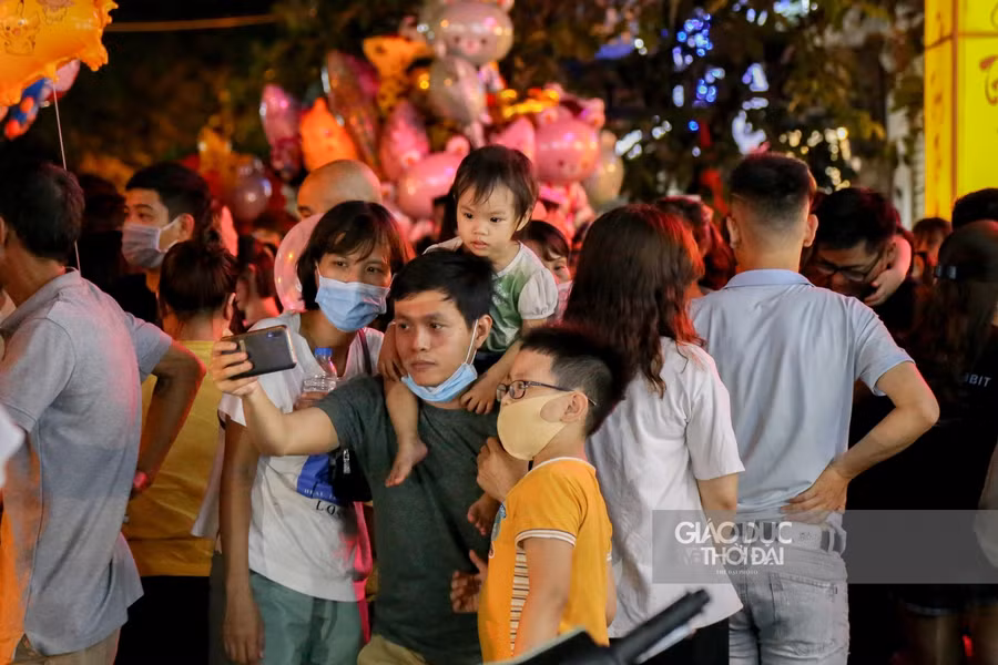 Khu vực chợ Trung thu cổ truyền đông kín người.