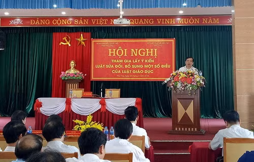 Ông Nguyễn Minh Tường -Giám đốc Sở GD&ĐT báo cáo với Đoàn đại biểu Quốc hội tỉnh Phú Thọ về tình hình thực hiện nhiệm vụ năm học 2017-2018 