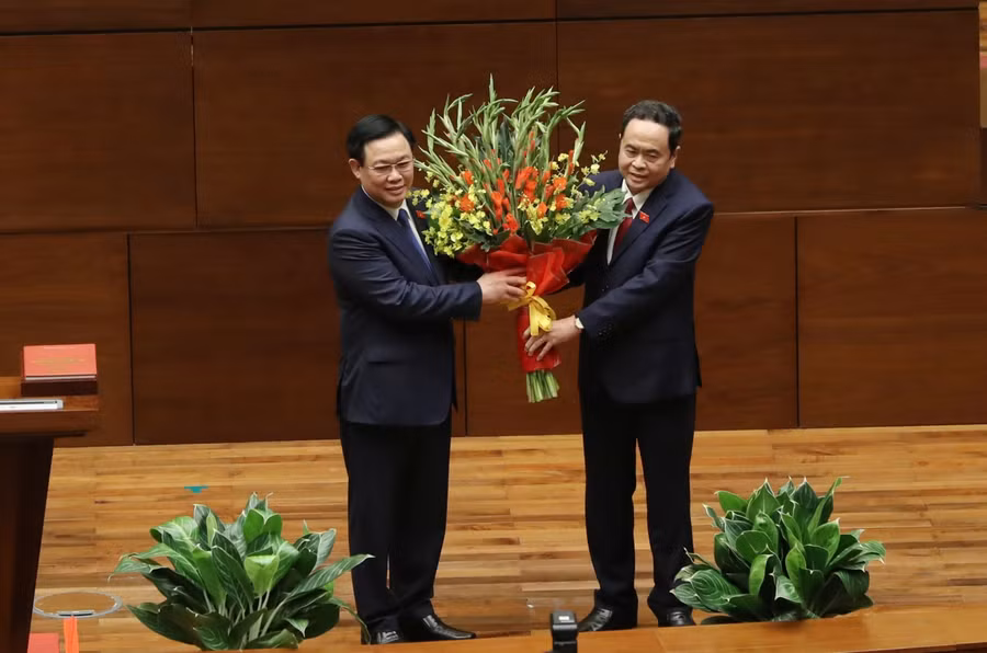 Phó Chủ tịch Quốc hội Trần Thanh Mẫn tặng hoa chúc mừng Chủ tịch Quốc hội Vương Đình Huệ
