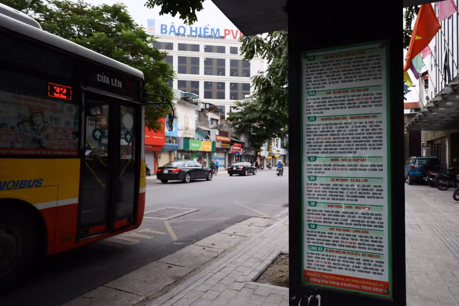 Hệ thống biển báo mới tại điểm dừng chờ thể hiện rõ thông tin lộ trình tuyến, có hệ thống bóng điện chiếu sáng vào ban đêm để thuận lợi cho hành khách đọc thông tin tuyến và xe buýt khi ra vào điểm dừng, nguồn điện chiếu sáng bằng năng lượng mặt trời hiện đại, đảm bảo mỹ quan đô thị.