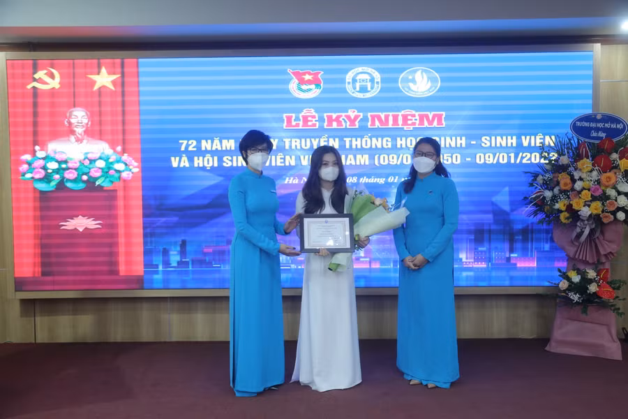 TS Nguyễn Minh Phương (ngoài cùng bên trái) và đồng chí Trần Phương Thảo Khen thưởng sinh viên đạt giải thưởng” Sao Tháng Giêng”