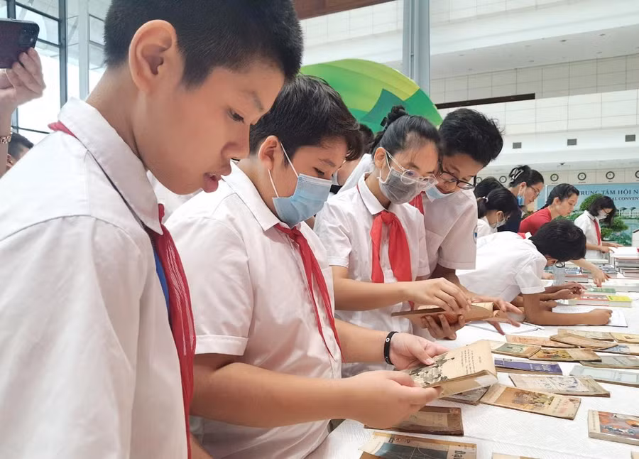 Học sinh thích thú với những quyển sách giáo khoa của thế hệ ông, cha. Học sinh thích thú với những quyển sách giáo khoa của thế hệ ông, cha.