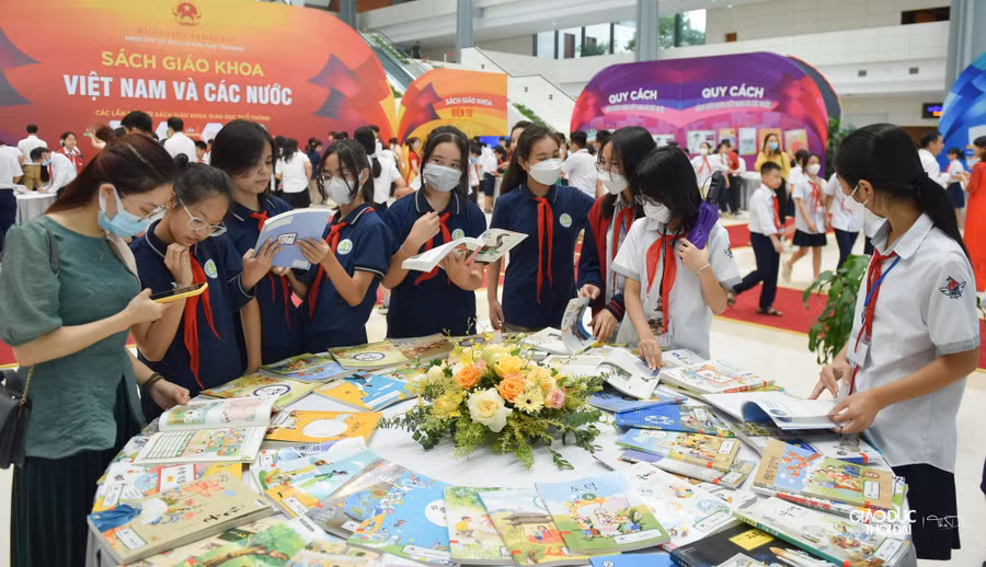Học sinh hào hứng tham gia triển lãm sách giáo khoa - sáng 29/9.