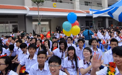 Học sinh reo vui ngày khai trường